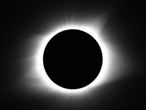 La lune recouvre le soleil lors d'une éclipse solaire totale le lundi 21 août 2017 à Cerulean, Ky. Le 8 avril 2024, le soleil provoquera une autre disparition dans certaines parties du Mexique, des États-Unis et du Canada, transformant le jour en nuit pendant 4 minutes et 28 secondes.