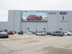 Un parking avec les véhicules des employés est présenté à l'usine d'assemblage Ford à Oakville, en Ontario, le jeudi 19 mars 2020.