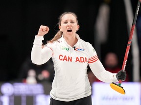 La capitaine canadienne Rachel Homan réagit à son dernier tir gagnant lors du Championnat du monde de curling féminin contre la Turquie à Sydney, en Nouvelle-Écosse, le 20 mars 2024.