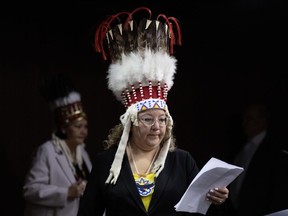 La chef nationale de l'Assemblée des Premières Nations, Cindy Woodhouse Nepinak, dépose ses papiers sur le podium au début d'une conférence de presse sur la Colline du Parlement, le mercredi 17 avril 2024 à Ottawa.