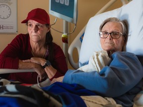 Michele Campeau, à gauche, rend visite à sa mère, Ruth Poupard, 83 ans, à l'Hôtel-Dieu Grace Healthcare où elle se remet d'une fracture de la hanche, à Windsor, en Ontario, le mercredi 3 avril 2024. Poupard souffre également de démence et nécessite des soins 24 heures sur 24.