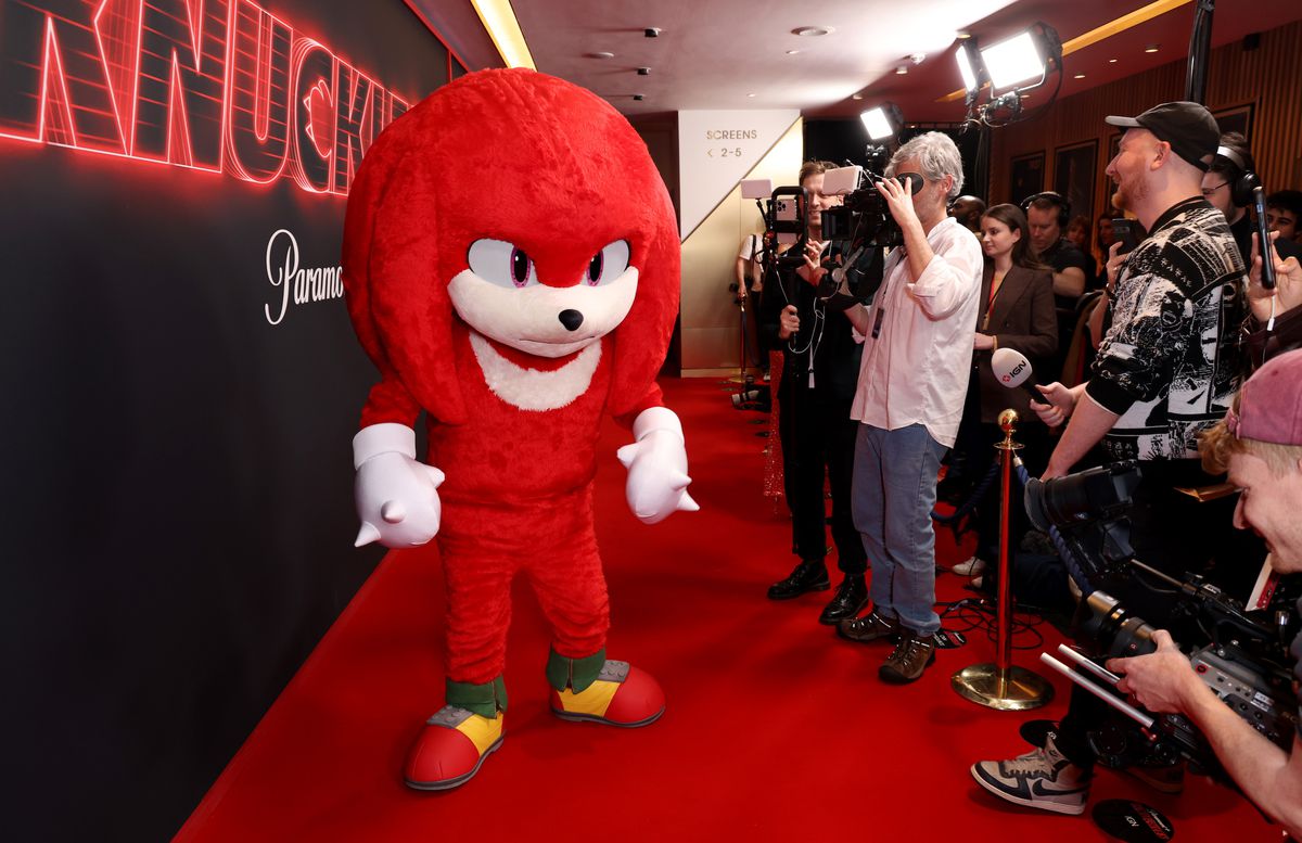 Knuckles foule le tapis rouge