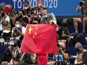 Un drapeau chinois est déployé sur le podium d'une finale d'épreuve de natation aux Jeux olympiques d'été de 2020, le 29 juillet 2021, à Tokyo, au Japon.