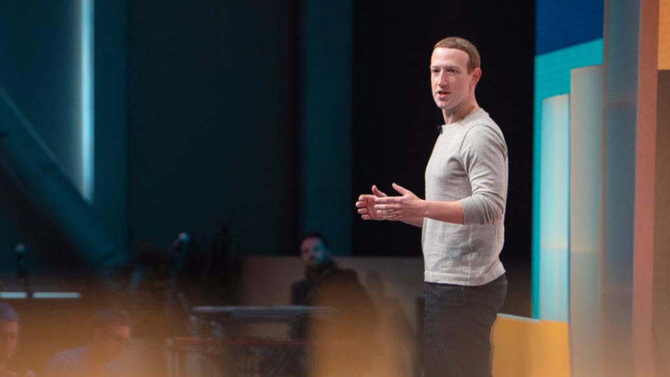 Mark Zuckerberg sur scène lors d'une présentation d'entreprise.  Vue de profil depuis son côté gauche.