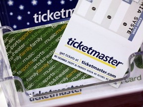Les billets et cartes-cadeaux Ticketmaster sont présentés à une billetterie à San Jose, en Californie, le 11 mai 2009.