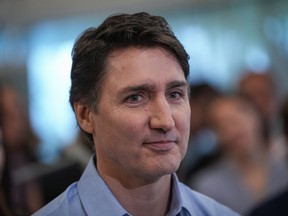 Le premier ministre Justin écoute lors d'une annonce à l'Université de Victoria, à Saanich, en Colombie-Britannique, le vendredi 19 avril 2024.