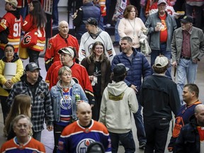 Des foules défilent dans le hall avant le début d'un match des Flames de Calgary, le samedi 6 avril 2024.