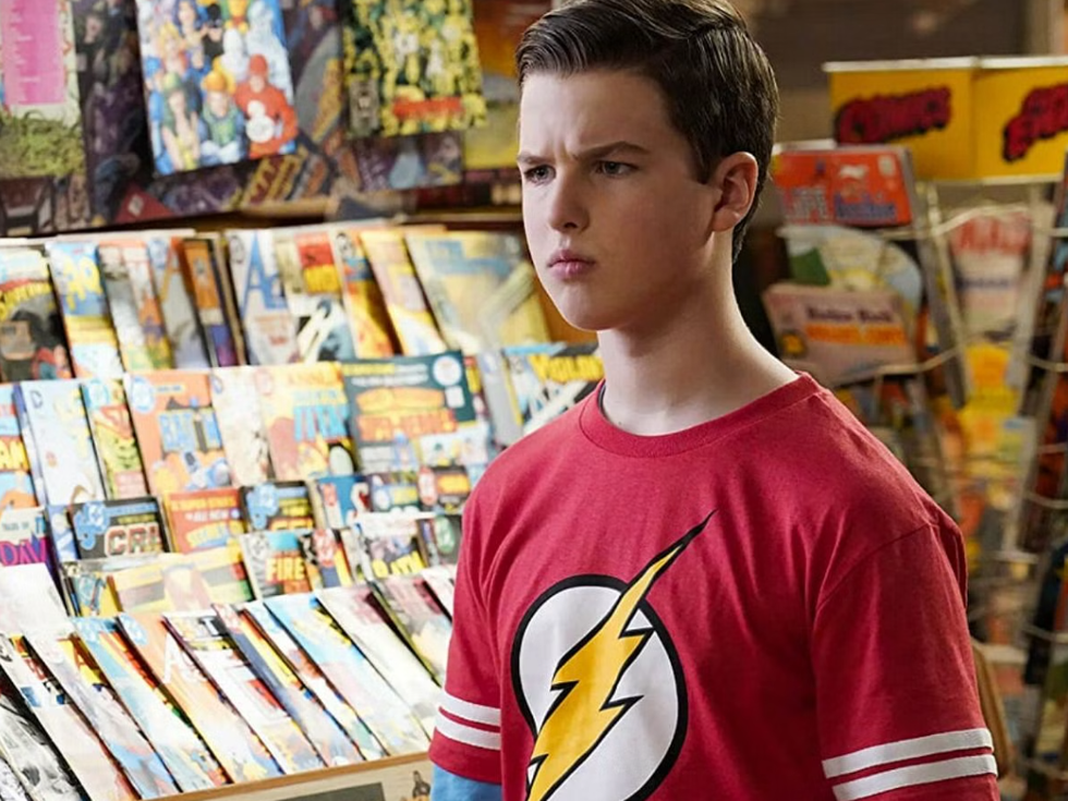 Young Sheldon saison 6, Iain Armitage dans un t-shirt rouge The Flash dans un magasin de bandes dessinées