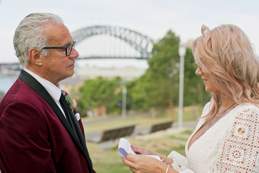 Andrea et Richard se regardent lors de leur mariage au premier regard en Australie