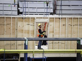 Un employé travaille sur un composant de maison modulaire chez NRB Modular Solutions à Calgary, le vendredi 5 avril 2024.