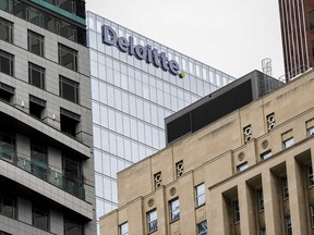 La signalisation Deloitte est représentée dans le quartier financier de Toronto, le vendredi 8 septembre 2023.