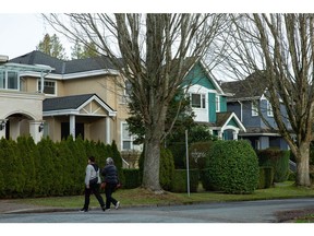 Maisons dans le quartier West point Grey de Vancouver, Colombie-Britannique, Canada, le mardi 12 décembre 2023. Les prix des maisons au Canada ont enregistré leur plus forte baisse en plus d'un an, alors que les coûts d'emprunt constamment élevés compriment les acheteurs potentiels.