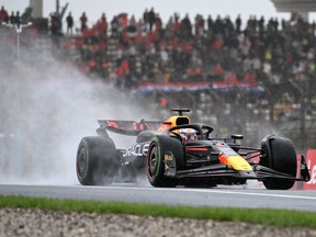 Max Verstappen de Red Bull Racing conduit pendant la séance de qualification de sprint avant le Grand Prix de Formule 1 de Chine sur le circuit international de Shanghai.