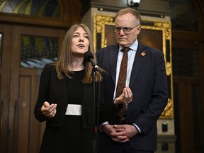 Les députés néo-démocrates Laurel Collins et Peter Julian s'expriment dans le foyer de la Chambre des communes avant la période des questions, sur la Colline du Parlement à Ottawa, le mercredi 10 avril 2024.