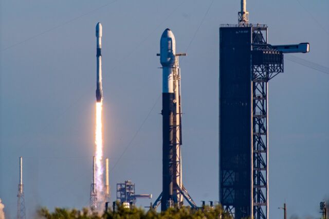 Une fusée SpaceX Falcon 9 décolle le 14 février avec des satellites pour l'Agence de défense antimissile de l'armée américaine.  Un autre Falcon 9 attend son lancement au premier plan.