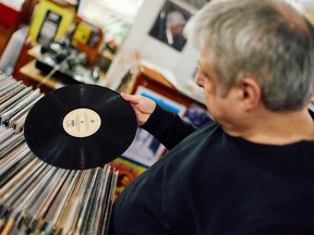 Un client recherche des vinyles dans le magasin de disques indépendant Flashback Records à Londres le 18 avril 2024.
