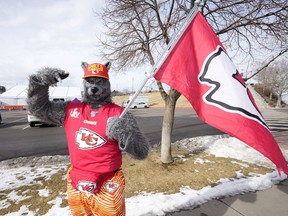 Un fan des Chiefs, Chiefsaholic, pose pour des photos alors qu'il marche vers Empower Field à Mile High avant un match de la NFL entre les Broncos et les Chiefs, le 8 janvier 2022, à Denver.