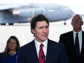 Le premier ministre Justin Trudeau, le ministre de la Défense nationale Bill Blair et la vice-première ministre et ministre des Finances Chrystia Freeland dévoilent la nouvelle politique de défense du Canada lors d'une conférence de presse à la BFC Trenton, à Trenton, en Ontario, le lundi 8 avril 2024.