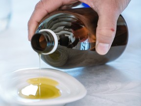 Dégustation d'échantillons d'huile d'olive