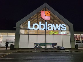 Un boycott visant Loblaw prend de l'ampleur en ligne, dernier signe de la frustration croissante des Canadiens à l'égard des grandes épiceries.  Une épicerie Loblaws est présentée dans un magasin de Bowmanville, en Ontario.  centre commercial le mardi 28 février 2023.