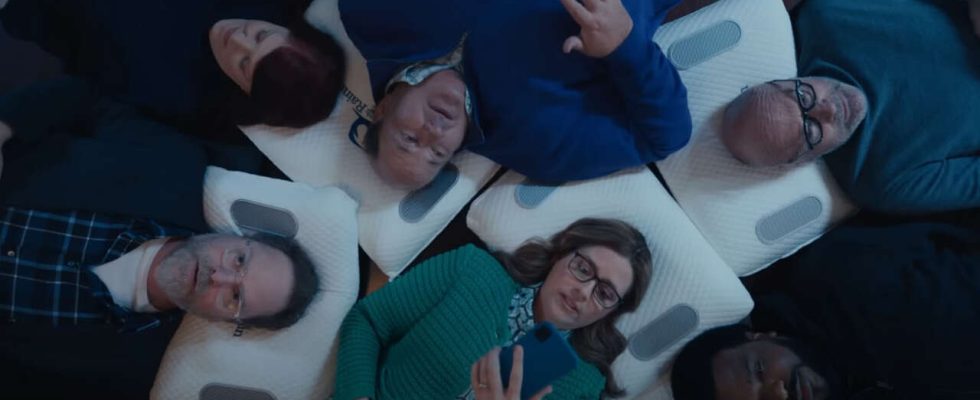 Les acteurs du bureau se réunissent pour une fausse publicité d'oreiller (c'est une vraie publicité pour AT&T)
