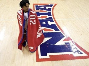 Le garde de Freed-Hardeman Quan Lax porte la bannière du championnat après le match de basket-ball universitaire du championnat national masculin de la NAIA contre Langston, le mardi 26 mars 2024, à Kansas City, Mo. Freed-Hardeman a gagné 71-67.  (Photo AP/Charlie Riedel)