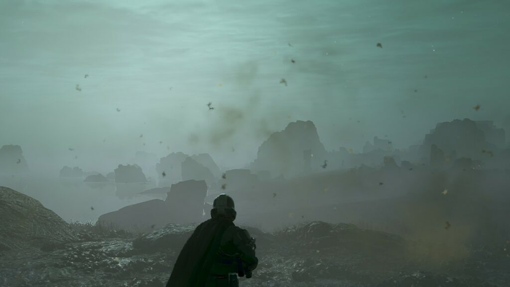 Helldivers 2 joueurs regardant un désert brumeux