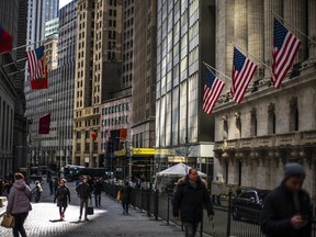 Des gens se promènent à la Bourse de New York le 19 mars 2024.