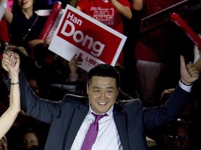 Le député Han Dong fait la fête avec ses partisans à Toronto le jeudi 22 mai 2014.