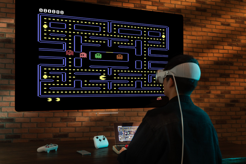 Une personne portant un casque et jouant à Pac-Man.