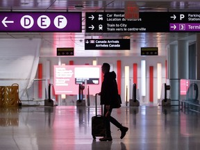 Les voyageurs traversent l'aéroport international Pearson à Toronto le lundi 14 novembre 2022.