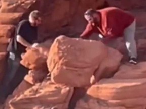 Deux hommes vus dans une capture d'écran d'une vidéo qui aurait endommagé les formations rocheuses de la zone de loisirs nationale de Lake Mead, au Nevada.