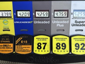 Les prix de l'essence sont observés dans une station-service à Riverwoods, dans l'Illinois, le lundi 1er avril 2024. Le mercredi 10 avril 2024, le ministère du Travail publie son rapport sur l'inflation au niveau des consommateurs en mars.