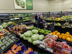 Un client traverse la section des produits frais d'une épicerie à Toronto le vendredi 2 février 2024. Un nouveau rapport prédit que l'inflation des prix des produits alimentaires tombera en dessous de 2 pour cent d'ici le printemps et se maintiendra entre 1 et 2 pour cent pour le reste. de 2024.