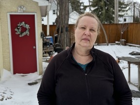 Nuelle Novik pose pour un portrait chez elle à Regina, le vendredi 19 avril 2024. Novik, professeure agrégée à l'Université de Regina, a dirigé un projet de recherche sur l'état des soins de santé en milieu rural en Saskatchewan, révélant qu'il y a eu des centaines d'interruptions de service et de pénuries de personnel.
