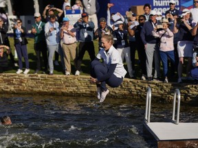 Nelly Korda saute dans le lac après avoir remporté le tournoi de golf Chevron Championship LPGA le dimanche 21 avril 2024, au Club de Carlton Woods, dans les Woodlands, Texas.