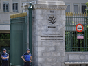 Des policiers gardent l'entrée du siège de l'Organisation mondiale du commerce à Genève, en Suisse.