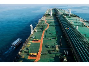 Un navire de soutien navigue aux côtés du pétrolier « Devon » alors qu'il navigue à travers le golfe Persique en direction du terminal pétrolier de l'île de Kharq pour transporter du pétrole brut vers les marchés d'exportation à Bandar Abbas, en Iran, le vendredi 23 mars 2018. Le risque géopolitique revient sur le marché du pétrole brut.