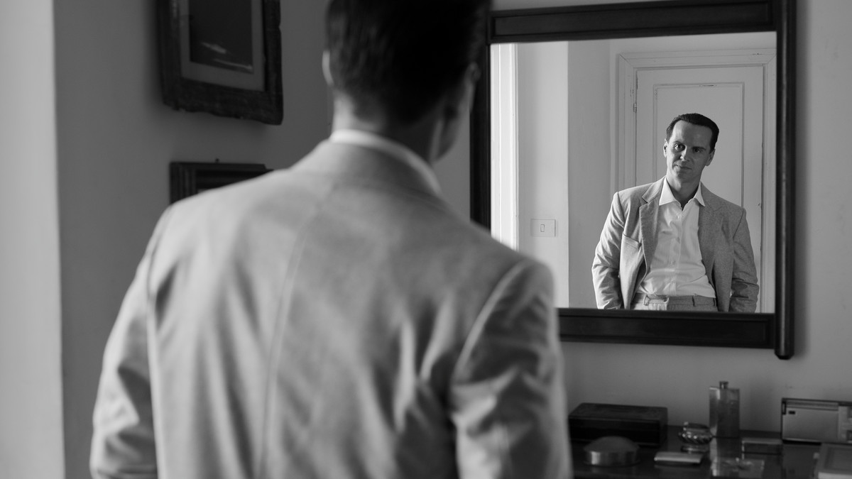 Andrew Scott dans Ripley, se regardant dans un miroir