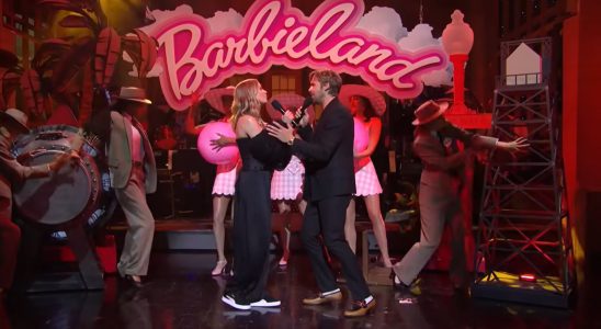Ryan Gosling et Emily Blunt transforment une chanson de Taylor Swift en une ballade Barbenheimer sur SNL
