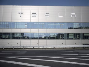 Une usine Tesla en Allemagne.  Certains à Wall Street se préparent à la première baisse des ventes de Tesla depuis les premiers jours de la pandémie.