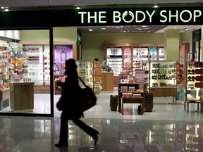 Une femme passe devant un magasin de cosmétiques Body Shop à Francfort, le 17 mars 2006.