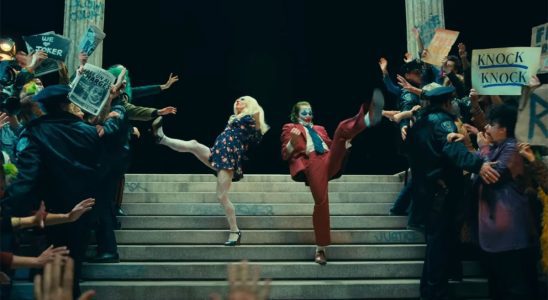 Lady Gaga and Joaquin Phoenix on the steps in Joker 2.