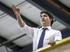 Le premier ministre Justin Trudeau visite une installation de construction de maisons modulaires avant de faire une annonce en matière de logement à Calgary, en Alberta, le vendredi 5 avril 2024.