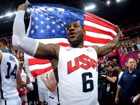 L'Américain LeBron James célèbre sa victoire dans le match pour la médaille d'or en basketball masculin aux Jeux olympiques de Londres 2012.