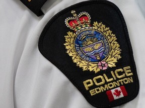 Un insigne d'épaule du service de police d'Edmonton est exposé à Edmonton le 1er août 2023.