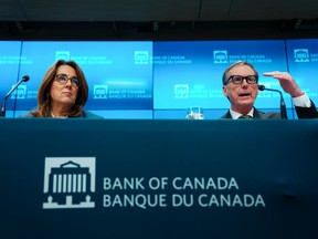 Carolyn Rogers, sous-gouverneure principale de la Banque du Canada, et Tiff Macklem, gouverneur, lors d'une conférence de presse en mars.