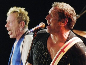 Steve Jones, à droite, et John Lydon des Sex Pistols se produisent au Roxy à West Hollywood, en Californie, le jeudi 25 octobre 2007.