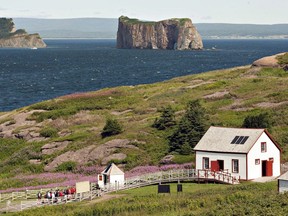 L'île Bonaventure est représentée surplombant le rocher Percé le 25 juillet 2012.
