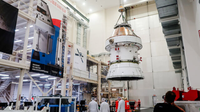 Les équipes au sol du centre spatial Kennedy de la NASA en Floride ont déplacé le vaisseau spatial Orion pour la mission Artemis II dans une chambre d'altitude au début du mois. 